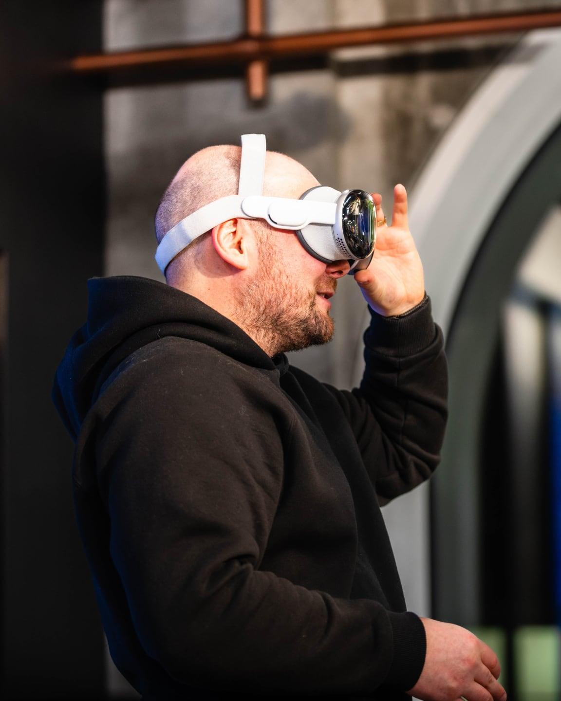 Eine Person nutzt die Apple Vision Pro