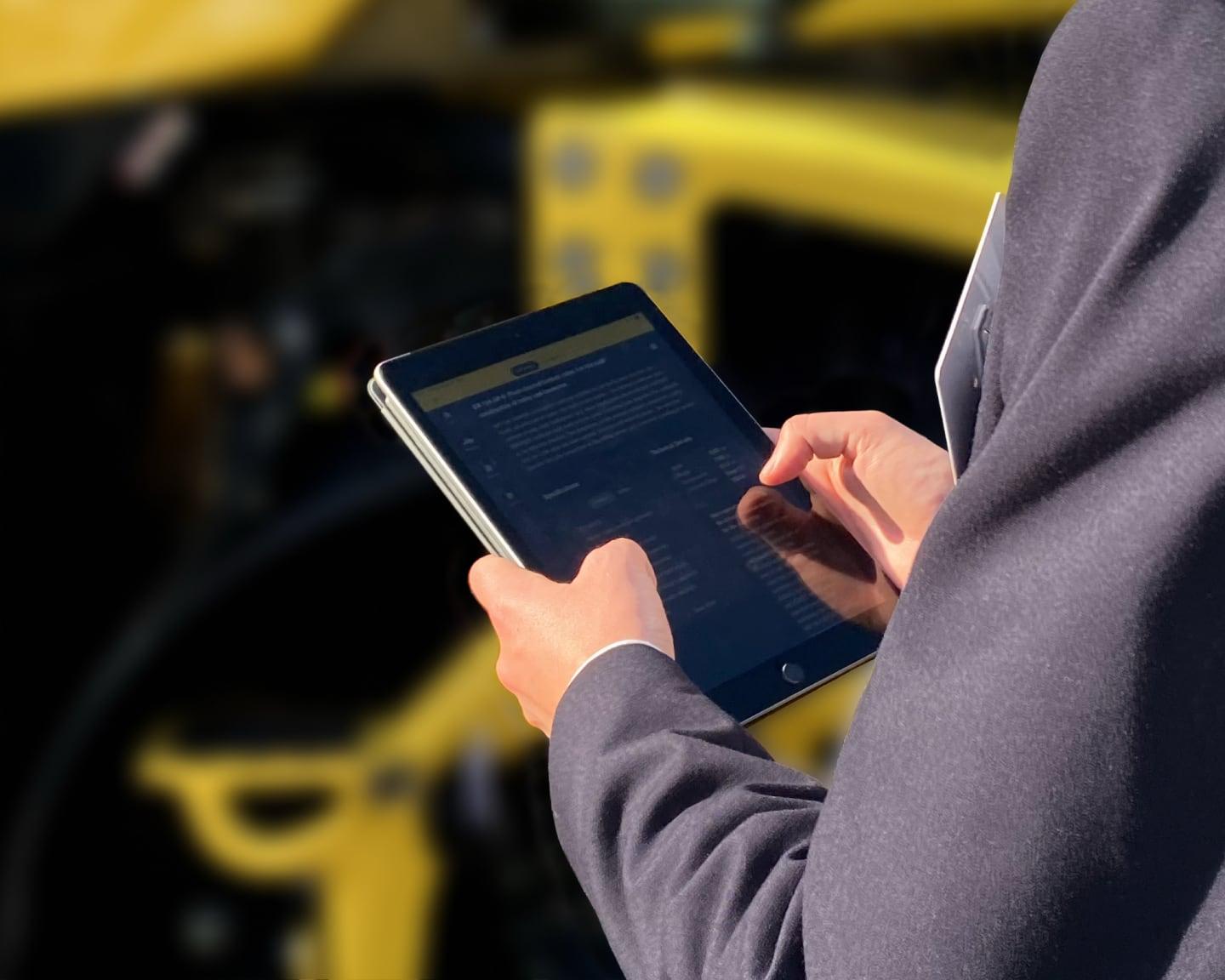 Person using App in front of BOMAG machine