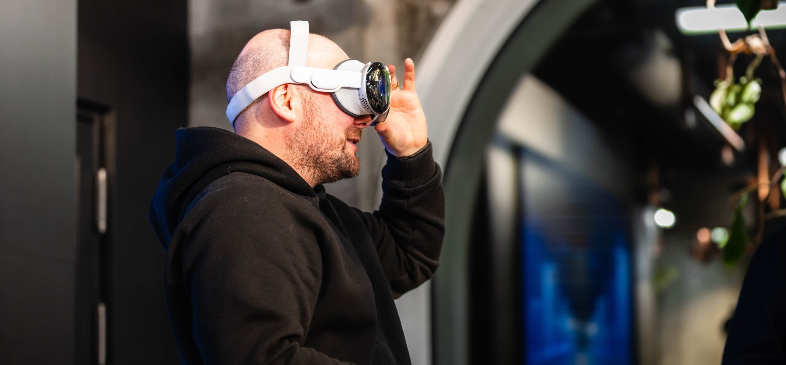 Eine Person nutzt die Apple Vision Pro